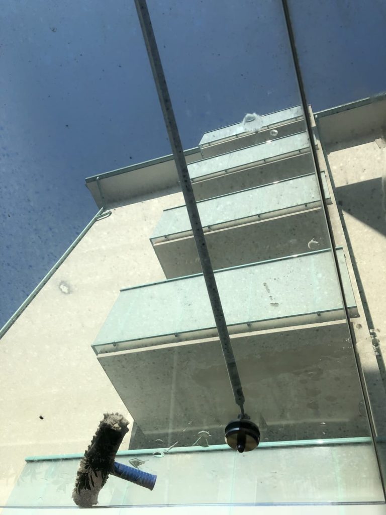 Pulizia del vetro della tettoia condominiale
